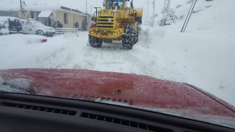  سحب شاحنات احتجزت بين الثلوج في ترشيش