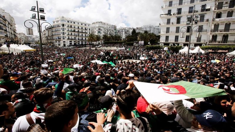 مواجهات بين الشرطة الجزائرية وملثمين هي الأعنف منذ بداية الحراك الشعبي