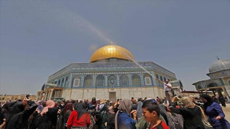 بالصورة: موظفو الأوقاف يرشون الماء على المصلين في باحات المسجد الاقصى للتخفيف من شدة الحرارة