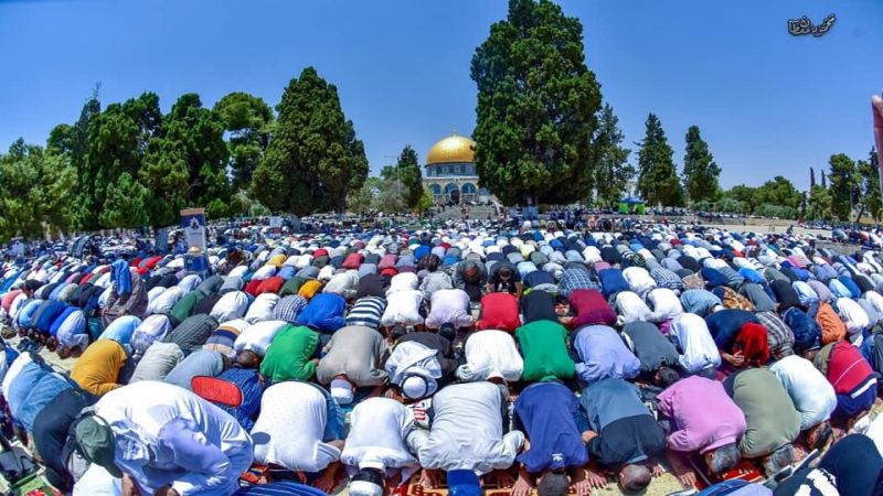 بالصور: عشرات آلاف الفلسطينيين يؤدون صلاة الجمعة الاخيرة في المسجد الأقصى