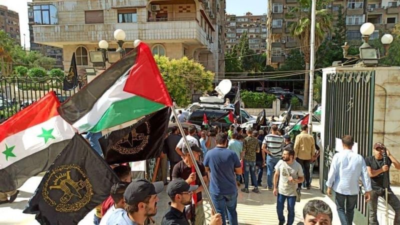 آلاف الفلسطينيين يتوافدون إلى بيت شلح في غزة  للعزاء