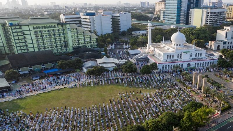 بالصور: مسلمو العالم يؤدون صلاة عيد الأضحى في ظل إجراءات وقائية