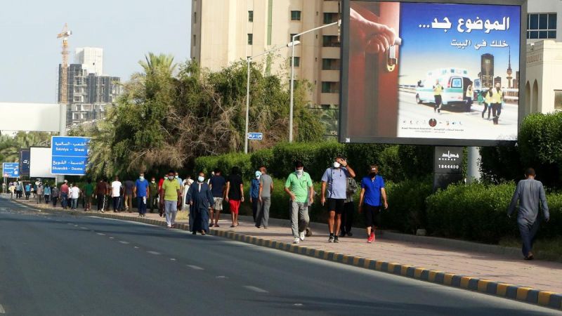 الكويت.. تزاحم وهلعٌ في الأسواق بعد إعلان حظر التجول 