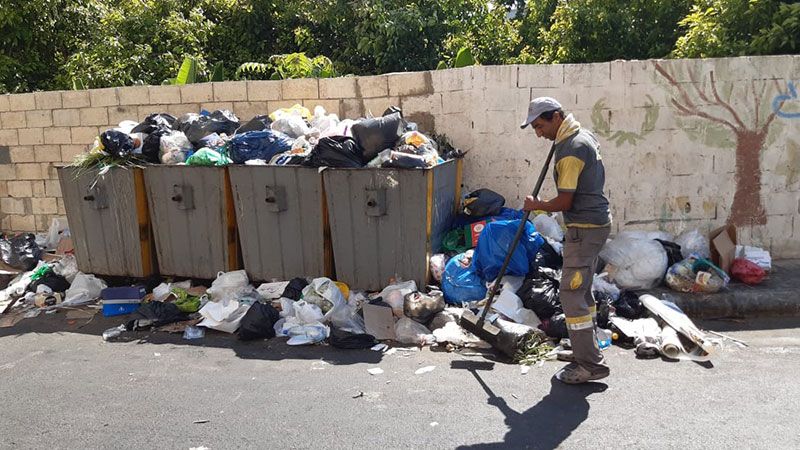 البلديات بمساعدة حزب الله تتصدّى للنفايات المكدسة.. وحاكم مصرف لبنان &quot;يتفرج&quot;&nbsp;