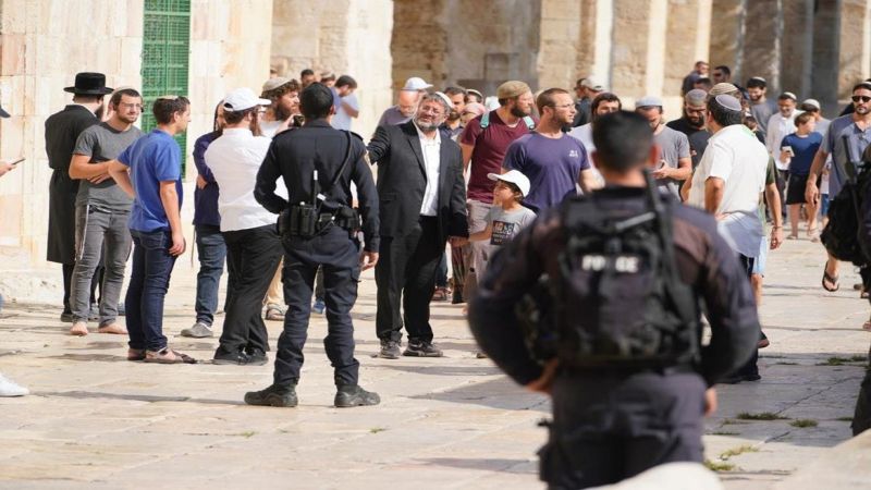 بالتزامن مع العدوان على غزة.. مئات الصهاينة يقتحمون المسجد الأقصى