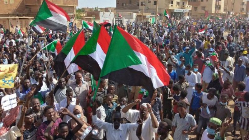 معارك متواصلة في السودان.. وتحذيرات من تفشي الأمراض بين النازحين