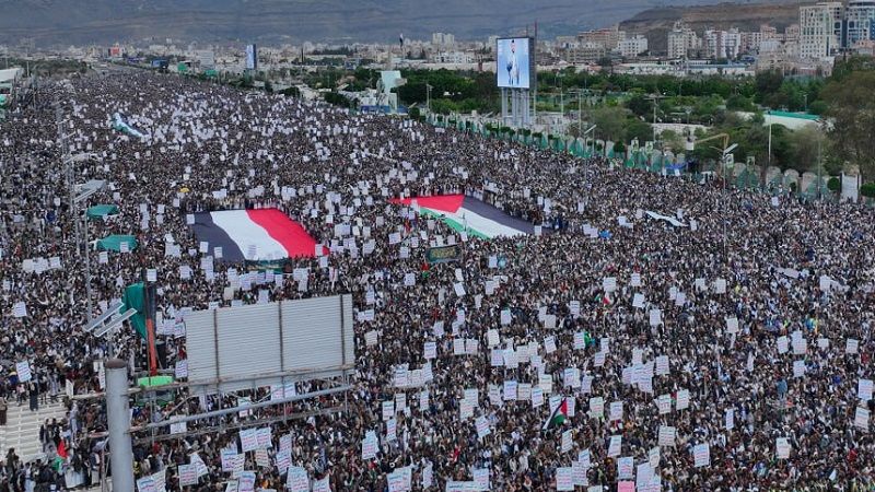 بعنوان &quot;مع غزة العزة تعبئة واستنفار&quot;.. مسيرات يمنية كبرى في صنعاء والمحافظات