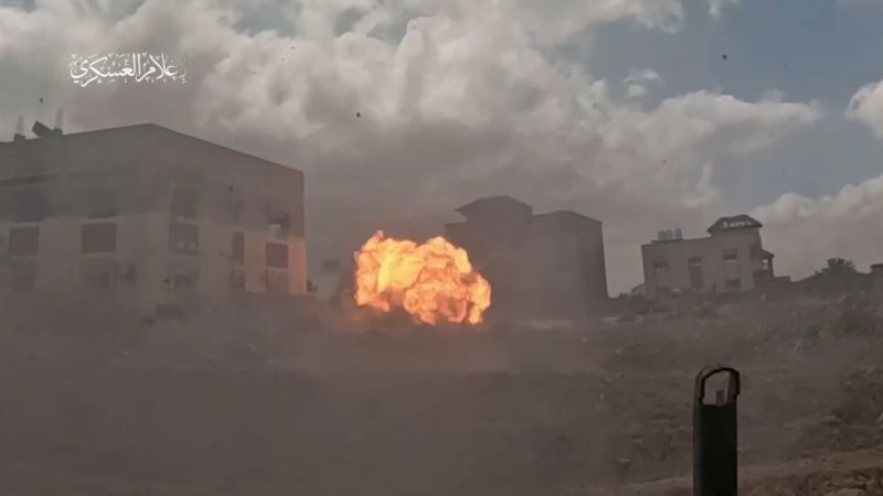 فيديو: استهداف ناقلة جند صهيونية شرق رفح وجنود وآليات العدو داخل معبر رفح