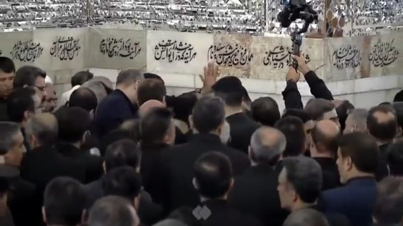 الوداع الأخير.. ختام مراسم تشييع الشهيد السيد رئيسي في مقام الإمام الرضا (ع)