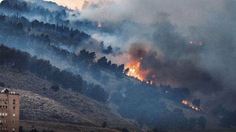 إعلام العدو: 21 فرقة إطفاء تحاول السيطرة على الحرائق التي اندلعت في الشمال بفعل صواريخ حزب الله