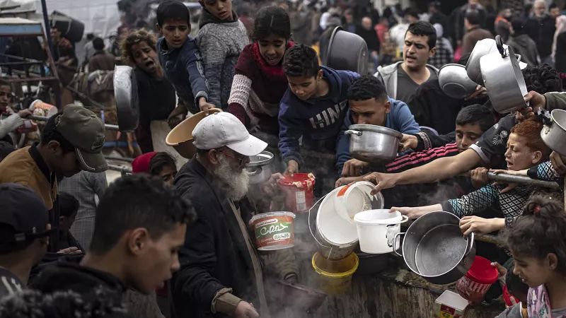 الإعلامي الحكومي بغزّة: الاحتلال والإدارة الأميركية يضغطان سياسيًا على المدنيين بتكريس المجاعة