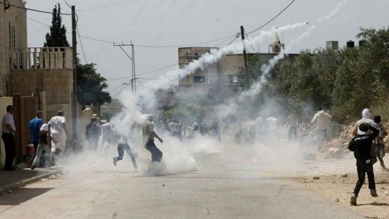 فلسطين المحتلة: مواجهات بين الشبان الفلسطينيين وقوات الاحتلال خلال اقتحامها بلدة كفر قدوم شرق قلقيلية