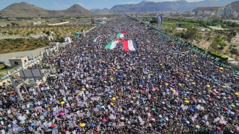 اليمن: توافد جماهيري كبير إلى ساحة المسيرة المليونية في ميدان السبعين بالعاصمة صنعاء دعمًا لغزّة