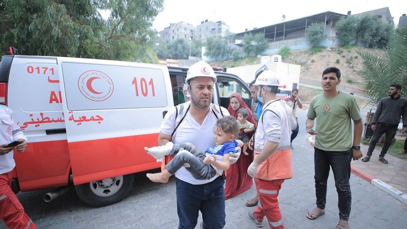 فلسطين |  الدفاع المدني: شهيدان وعدد من المصابين بقصف "إسرائيلي" استهدف منزلًا في مخيم البريج وسط قطاع غزة