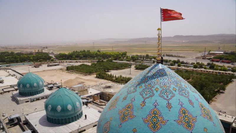 رفع الراية الحمراء &quot;يا لثارات الحسين&quot; على مسجد جمكران في قم المقدسة