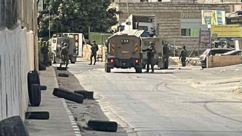 فلسطين المحتلة| قوات الاحتلال تقتحم منطقة المدارس في مخيم الفوار جنوب الخليل 