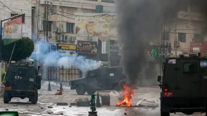 فلسطين المحتلة| اندلاع مواجهات بين شبان وقوات الاحتلال في بلدة الخضر جنوب بيت لحم 