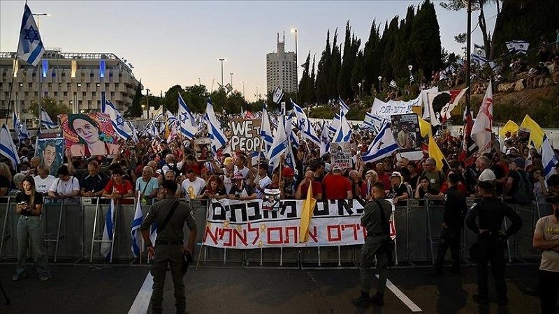  فلسطين المحتلة| متظاهرون "إسرائيليون" يغلقون شارع "أيالون" محور المرور الرئيسي وسط "تل أبيب" مطالبين بإبرام صفقة لإعادة الأسرى