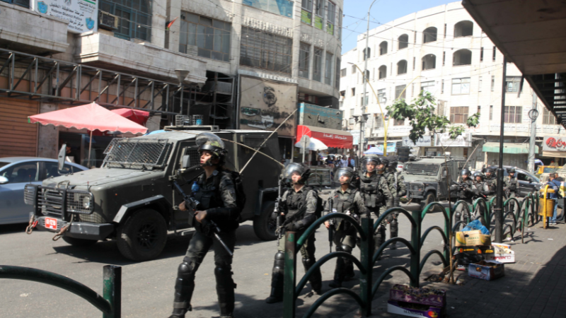 فلسطين المحتلة| الاحتلال يُجبر عددًا من الأهالي على النزوح خلال اقتحام مخيم جنين المتواصل