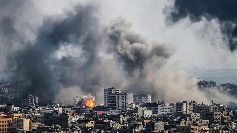 فلسطين المحتلة| إصابتان جراء قصف الاحتلال لموقع في شارع البيئة بدير البلح