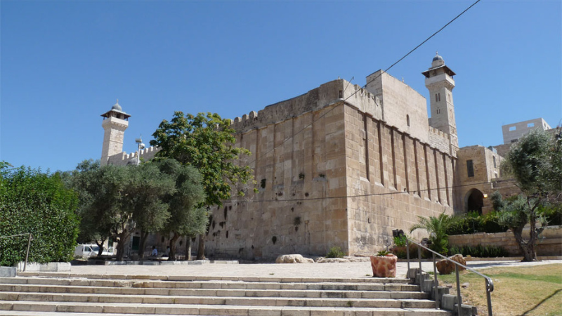 فلسطين المحتلة| الاحتلال يغلق المسجد الإبراهيمي في الخليل ويمنع دخول الفلسطينيين إليه