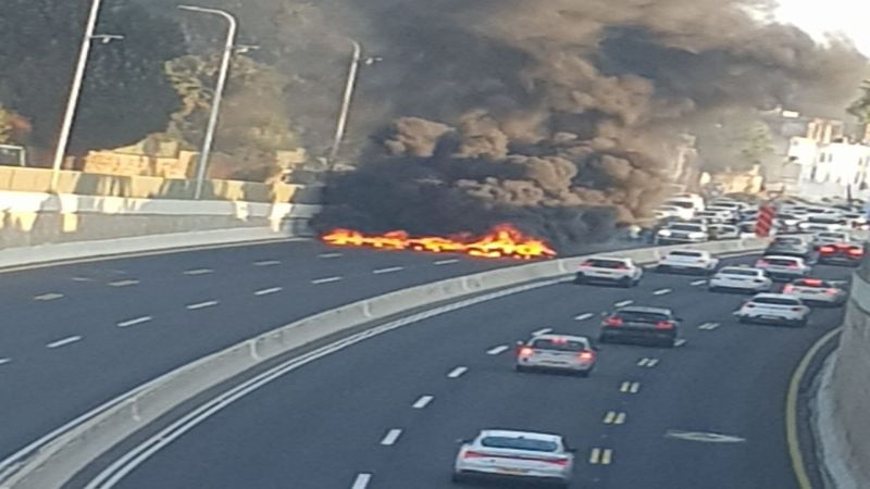 فلسطين المحتلة| متظاهرون صهاينة يغلقون عددًا من الشوارع في الداخل المحتل للمطالبة بالتوصل لصفقة أسرى