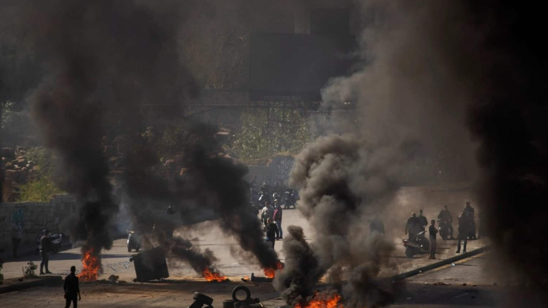 حراك العسكريين المتقاعدين يُفقد جلسة مجلس الوزراء نصابها