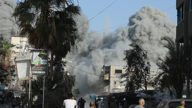 فلسطين المحتلة| إصابات جرّاء قذيفة مدفعية أصابت بناية زريق في مخيّم النصيرات وسط قطاع غزّة