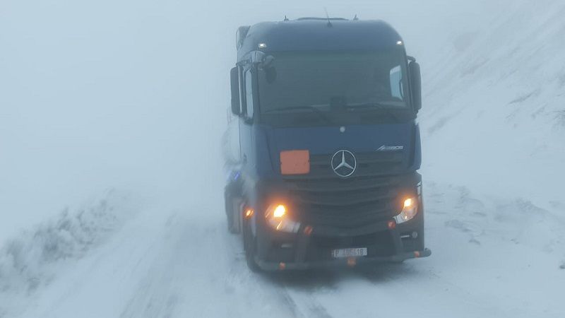 لبنان| الدفاع المدني: إنقاذ 60 مواطنًا احتجزوا داخل سياراتهم بسبب تراكم الثلوج على طريق عيناتا - الأرز