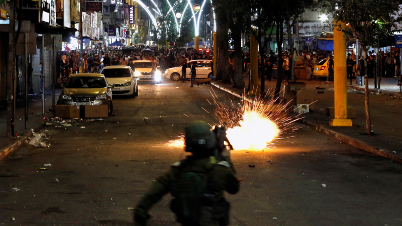 فلسطين المحتلة| اندلاع مواجهات بين شبان وقوات الاحتلال في قرية عصيرة القبلية جنوب نابلس في الضفة المحتلة