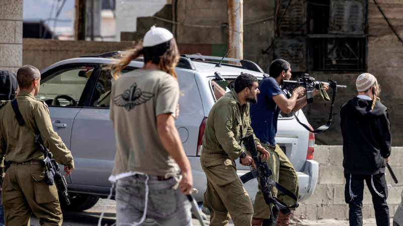 فلسطين المحتلة| مستوطنون بحماية قوات الاحتلال يهاجمون مركبات الأهالي في بلدة حوارة جنوب نابلس