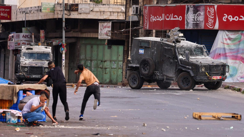 فلسطين المحتلة| اندلاع مواجهات عنيفة مع قوات الاحتلال على امتداد شارع المساكن - عسكر شرق نابلس بالضفة المحتلة